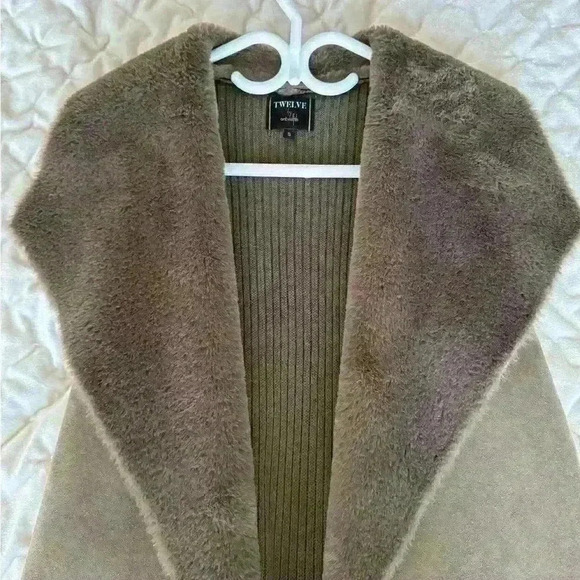 Woman’s fur coat jacket in dark brown - Picture 3 of 7